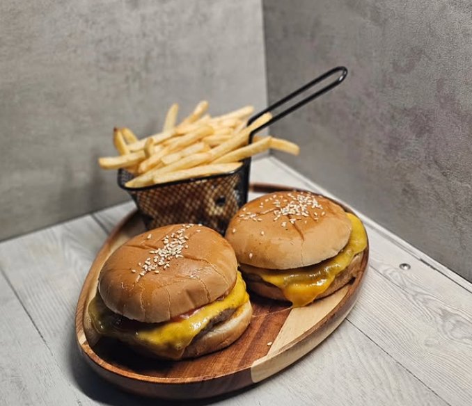 Burgerski sto Antigo