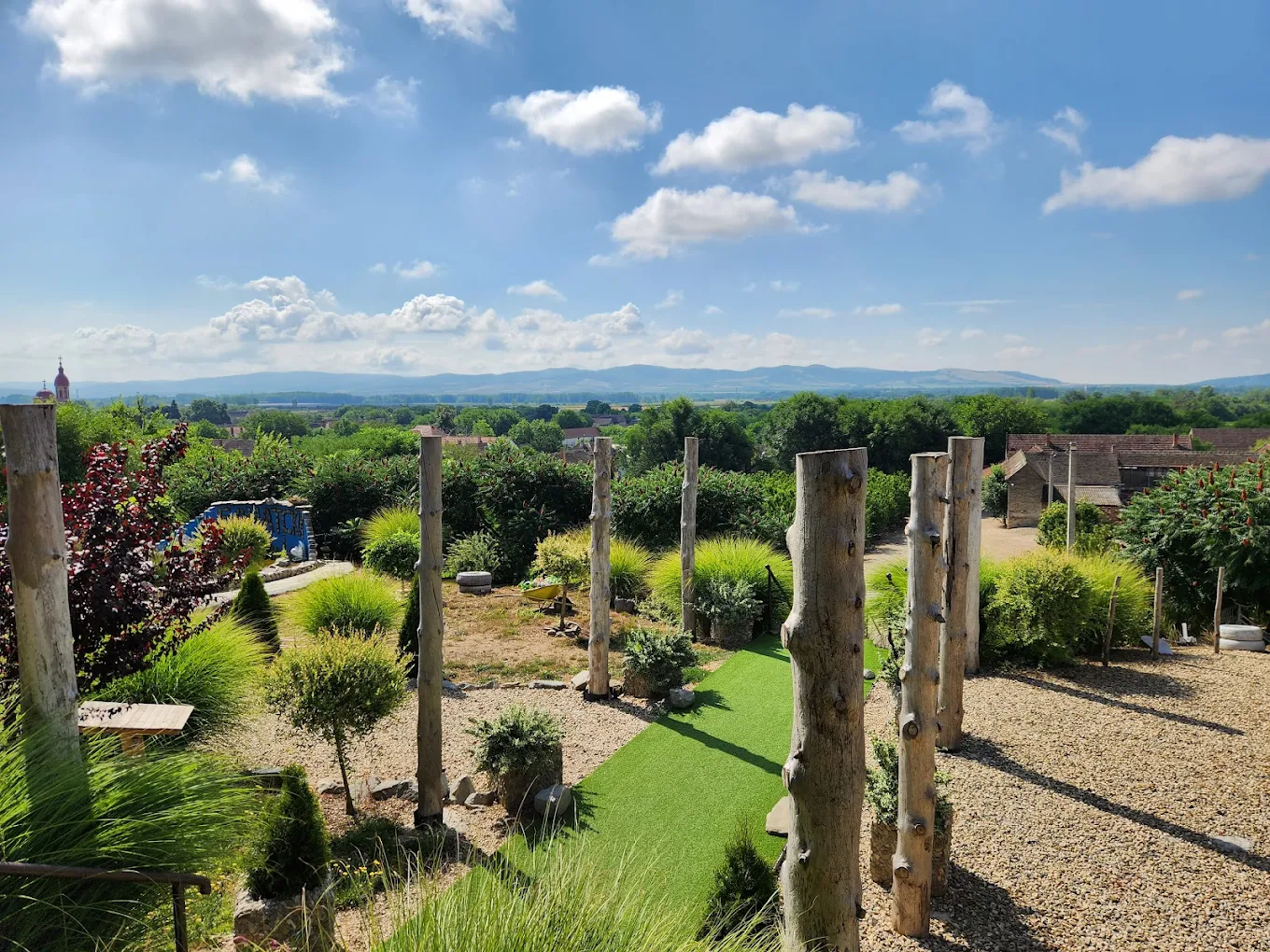 Seosko dvorište sa ukrašenim bunarom