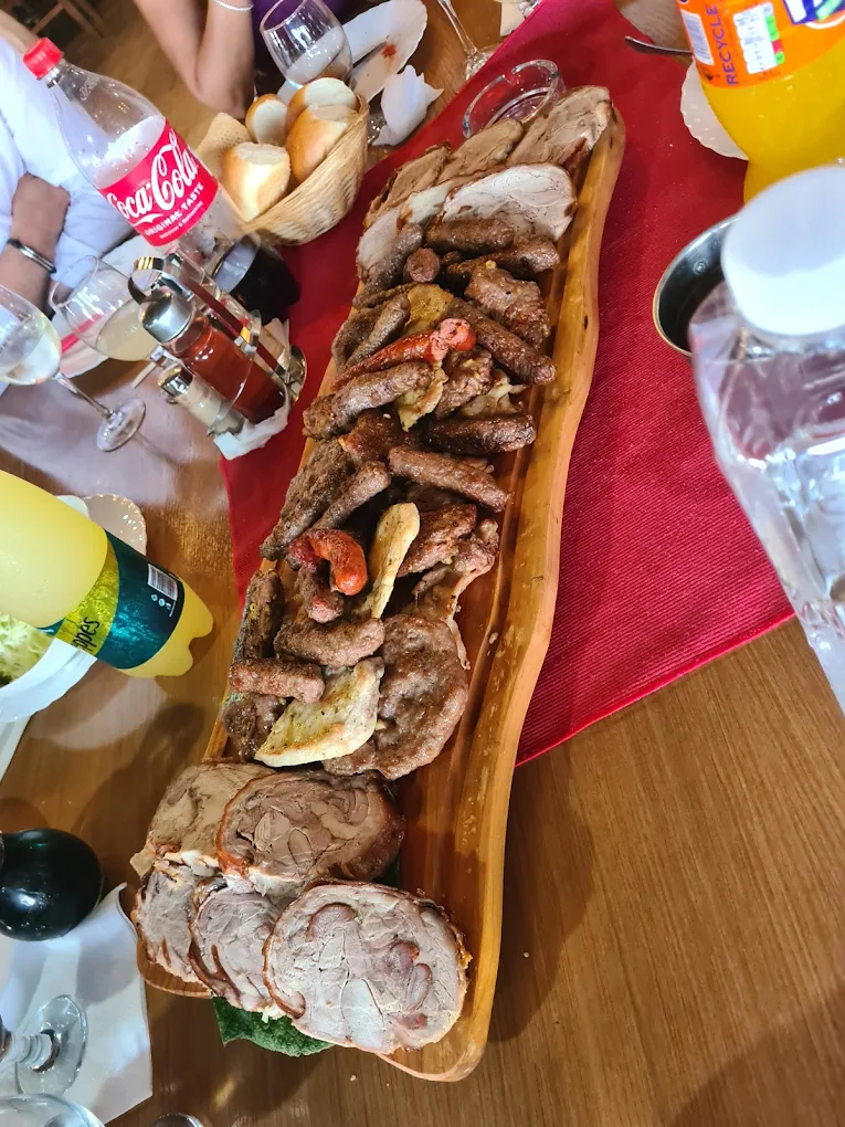 Tradicionalni sto prepun banatskih specijaliteta