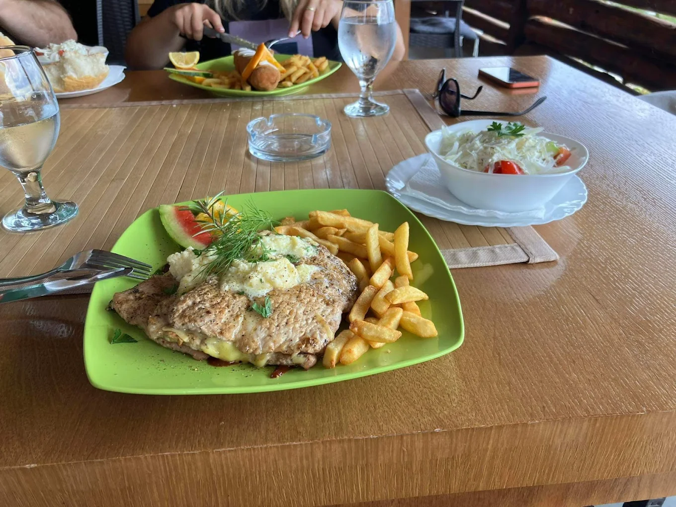 Unutrašnjost etno restorana s drvenim gredama