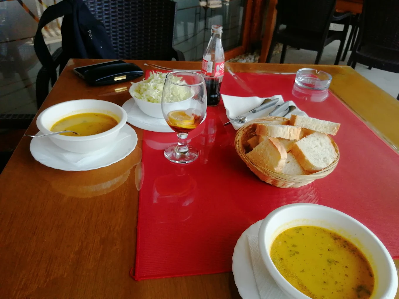 Gosti uživaju u ručku na terasi