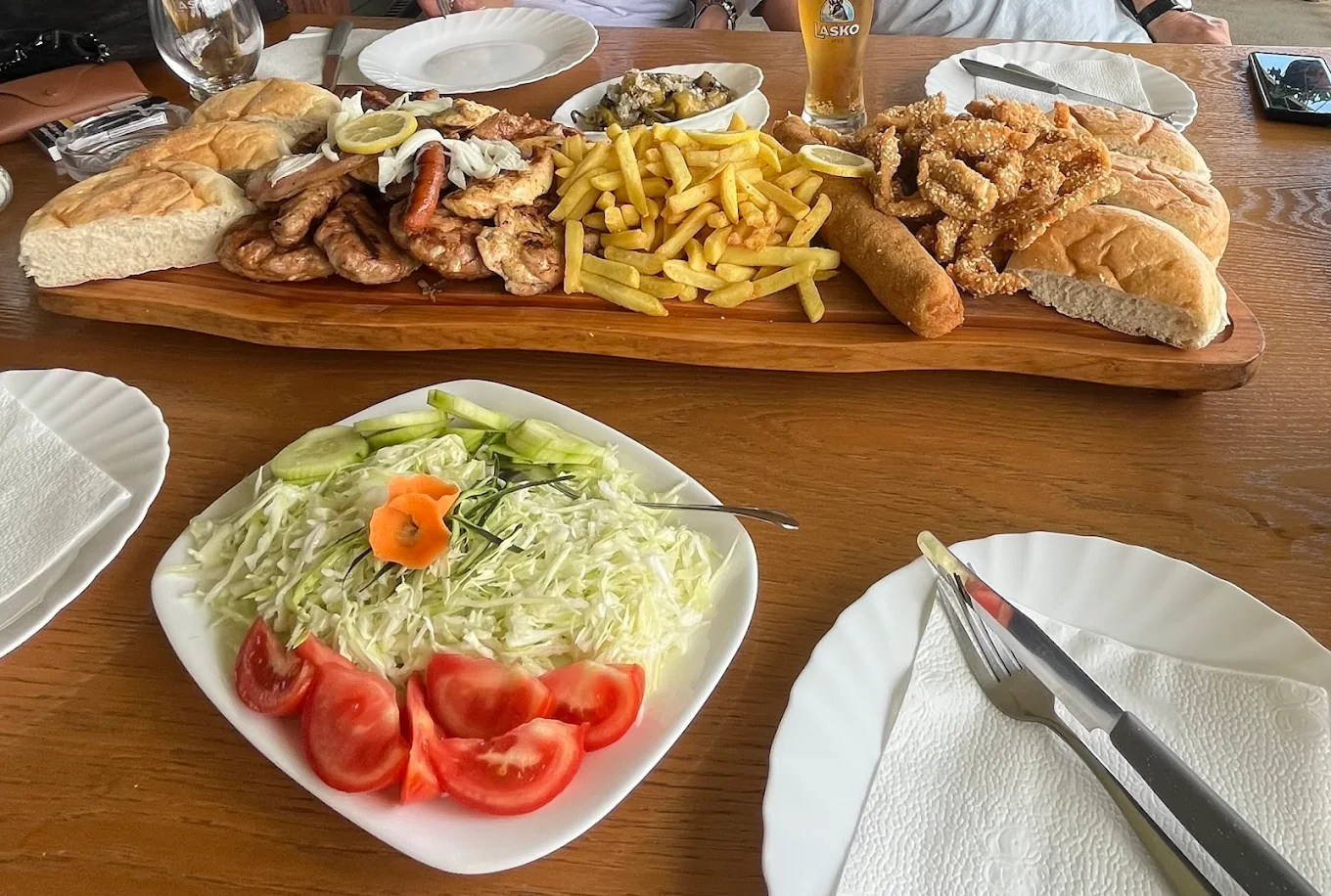 Detelina i konj u polju pored restorana