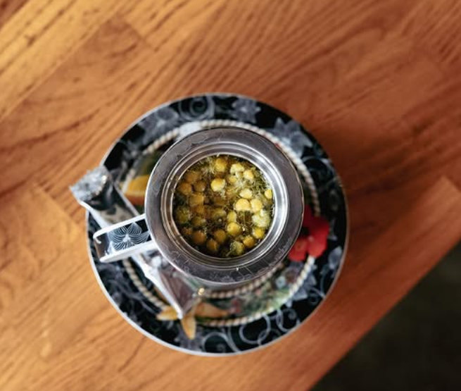 Specialty kafa i desert na drvenom stolu