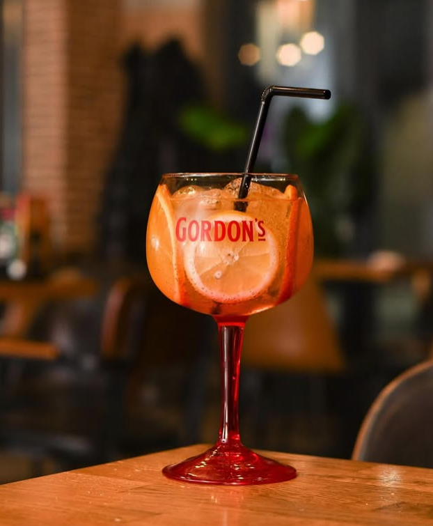 Pogled na vitrinu sa pecivima i kolačima