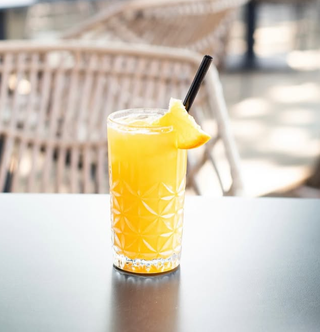 Gost uživa u šolji kafe u bašti GRK-a