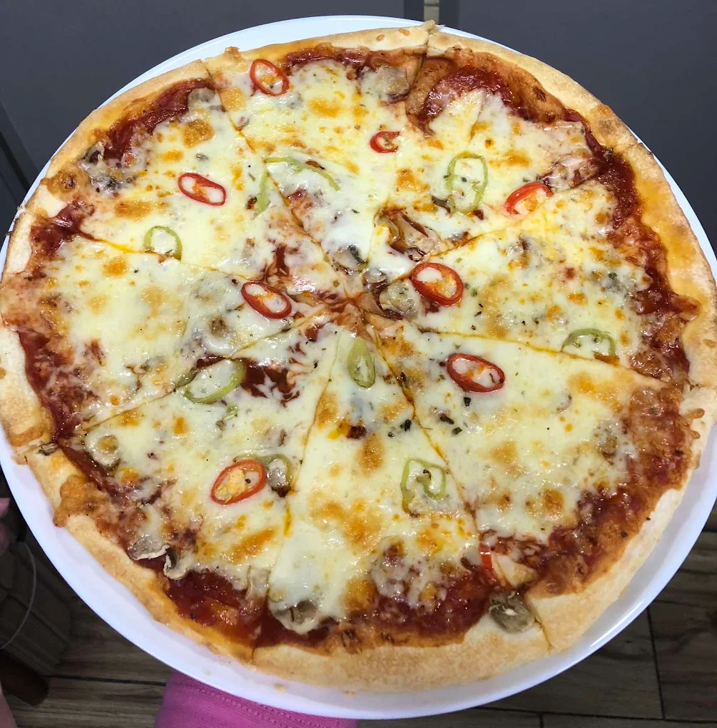 Hamburgeri i pomfrit u Kod Čarlija restoranu