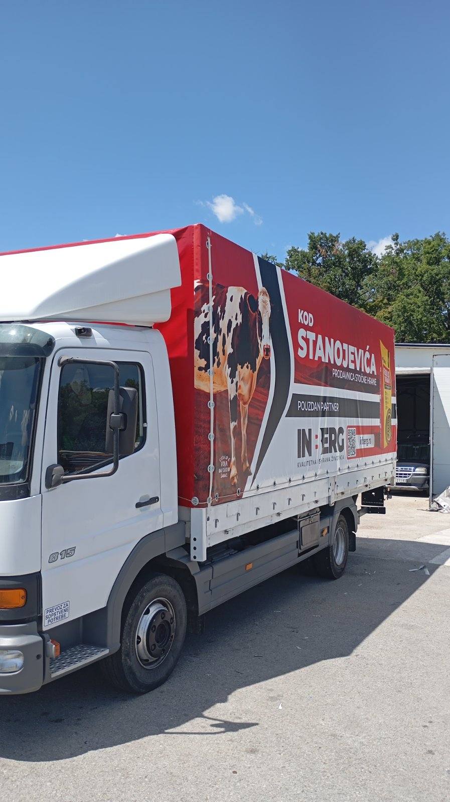 Kamion sa dostavom stočne hrane