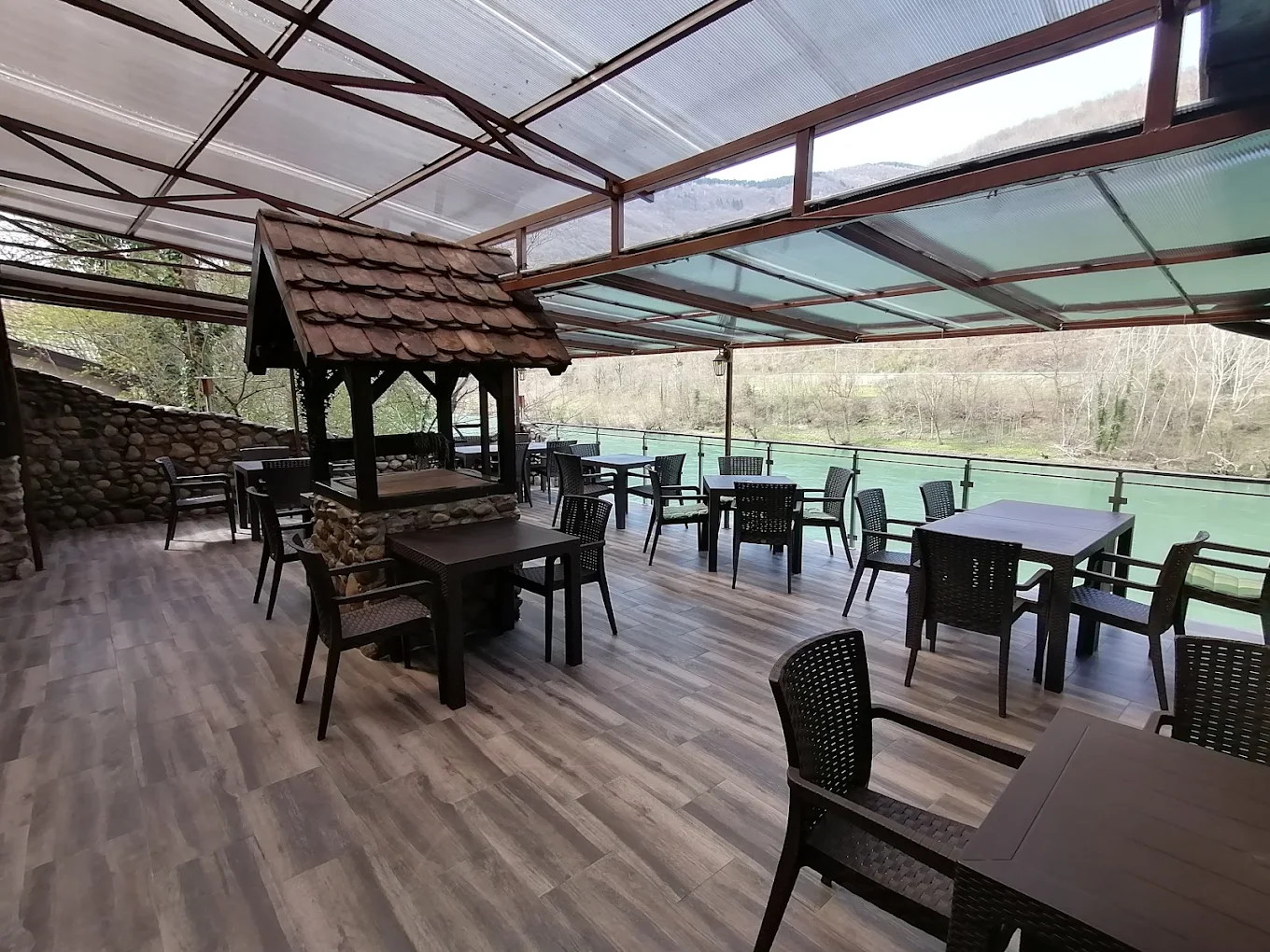 Ресторан Одмор на Дрини уз реку Дрину